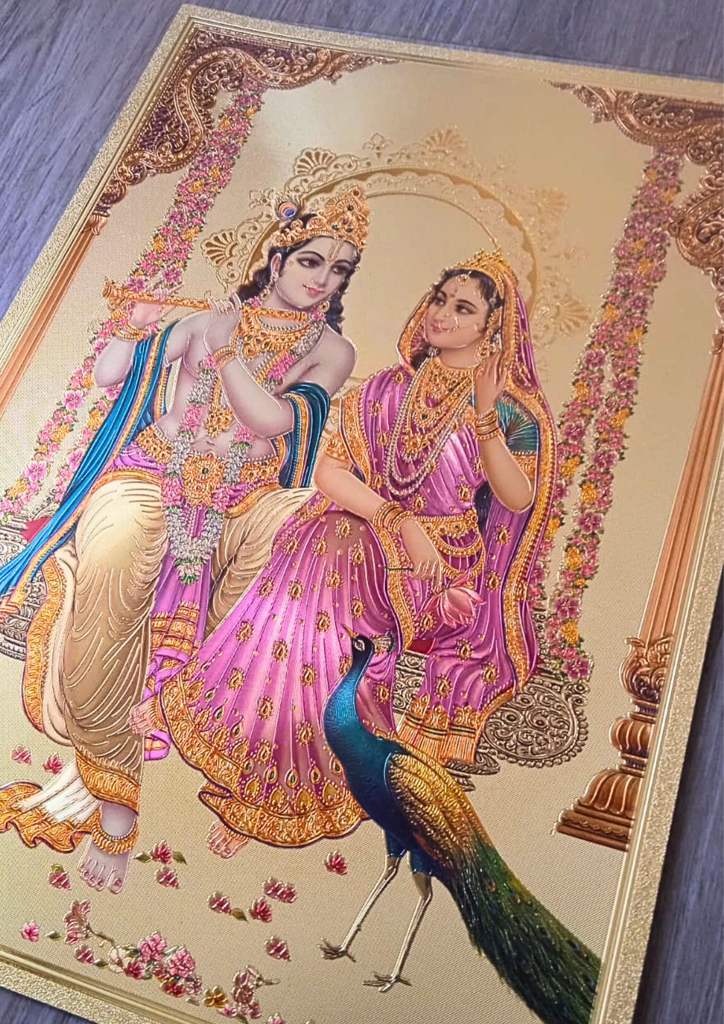 Sri Sri Radha Krishna en el Columpio - Lámina dorada de la India A4