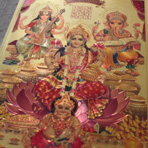 Trinidad Divina: Srimati Lakshmi, Srimati Saraswati y Sri Ganesha – Lámina dorada hindú A4 – Prosperidad, Sabiduría y Protección