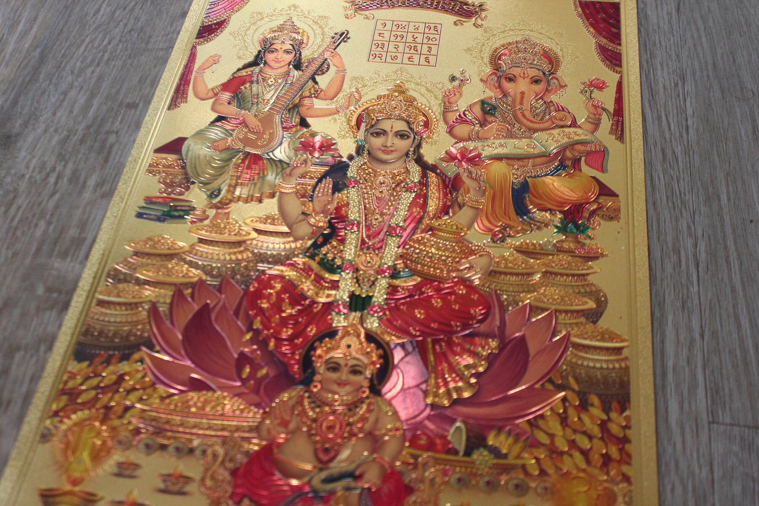 Trinidad Divina: Srimati Lakshmi, Srimati Saraswati y Sri Ganesha – Lámina dorada hindú A4 – Prosperidad, Sabiduría y Protección