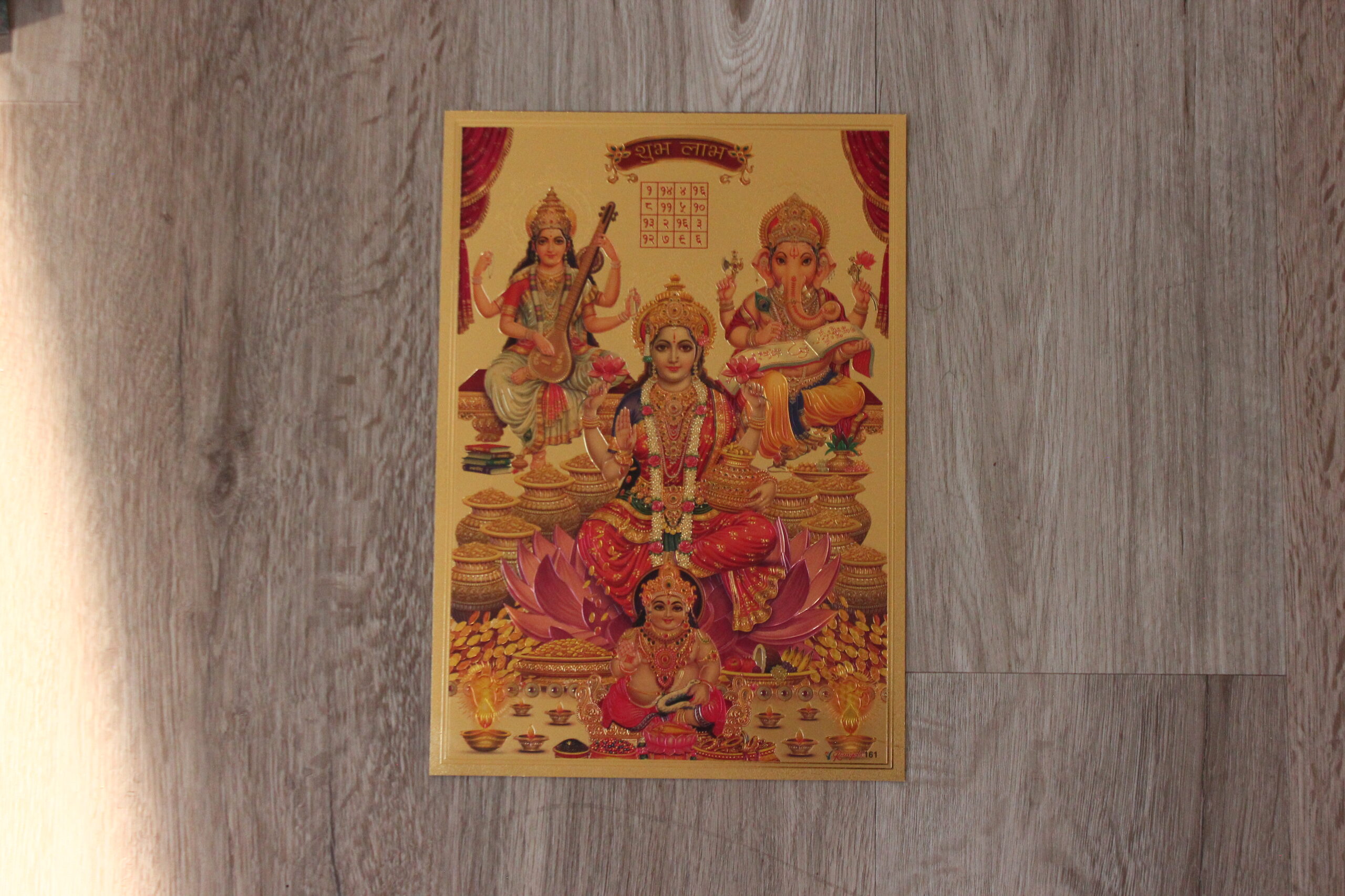Trinidad Divina: Srimati Lakshmi, Srimati Saraswati y Sri Ganesha – Lámina dorada hindú A4 – Prosperidad, Sabiduría y Protección - Imagen 2