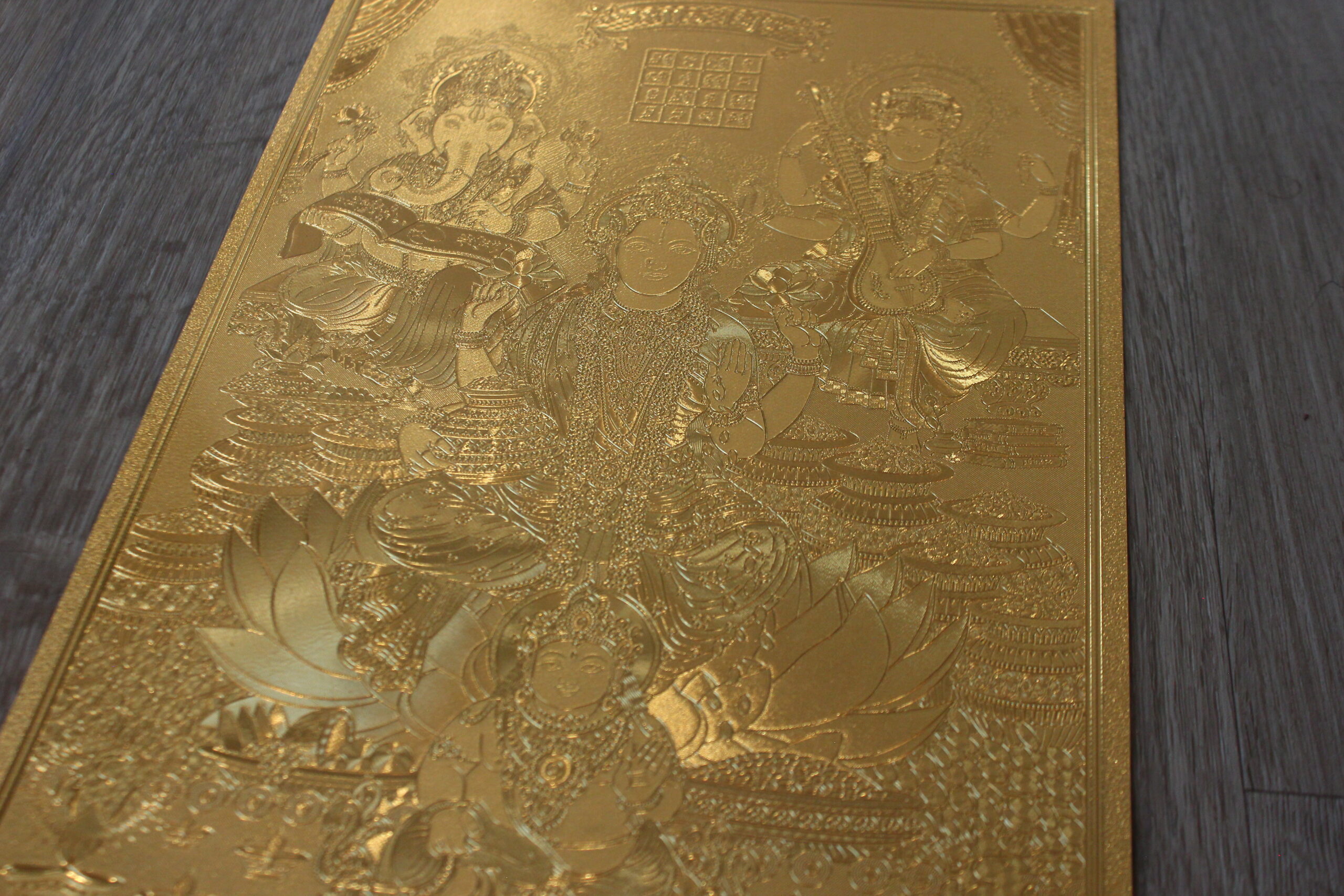 Trinidad Divina: Srimati Lakshmi, Srimati Saraswati y Sri Ganesha – Lámina dorada hindú A4 – Prosperidad, Sabiduría y Protección - Imagen 3