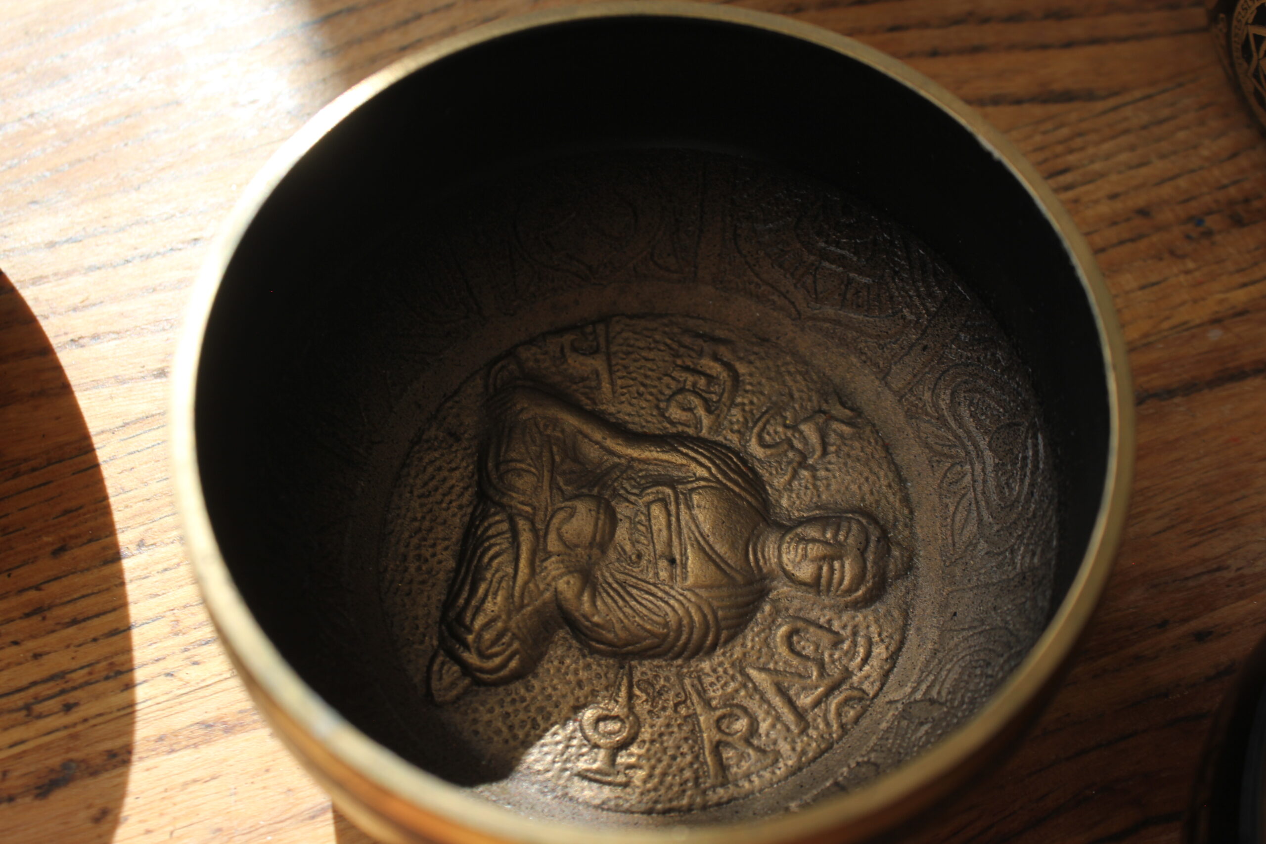 Cuenco tibetano Ashta Dhatu (ocho metales) 10,5 cm con palillo - Imagen 2