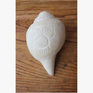 Concha ceremonial blanca grande tallada a mano – 18 × 14,5 cm