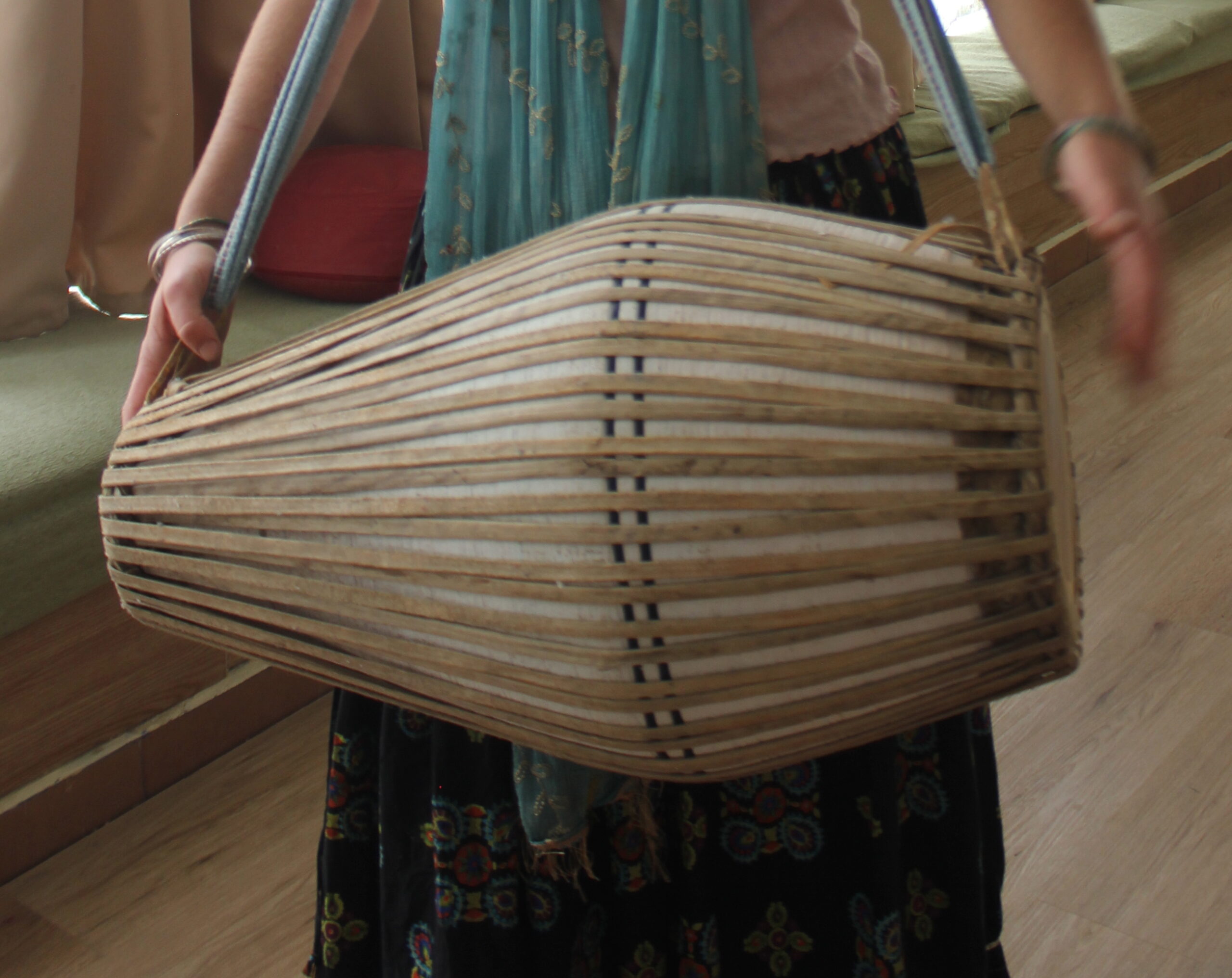 Mridanga tradicional de barro – Hecha a mano en Vrindavan - Imagen 4