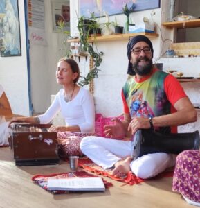 Manu Robles e Irune Yenes compartiendo kirtan